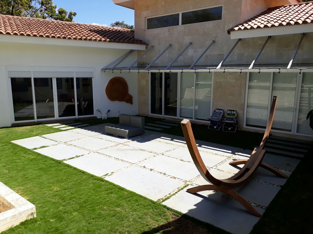 Area de terraza con diseño de hardscape y grama