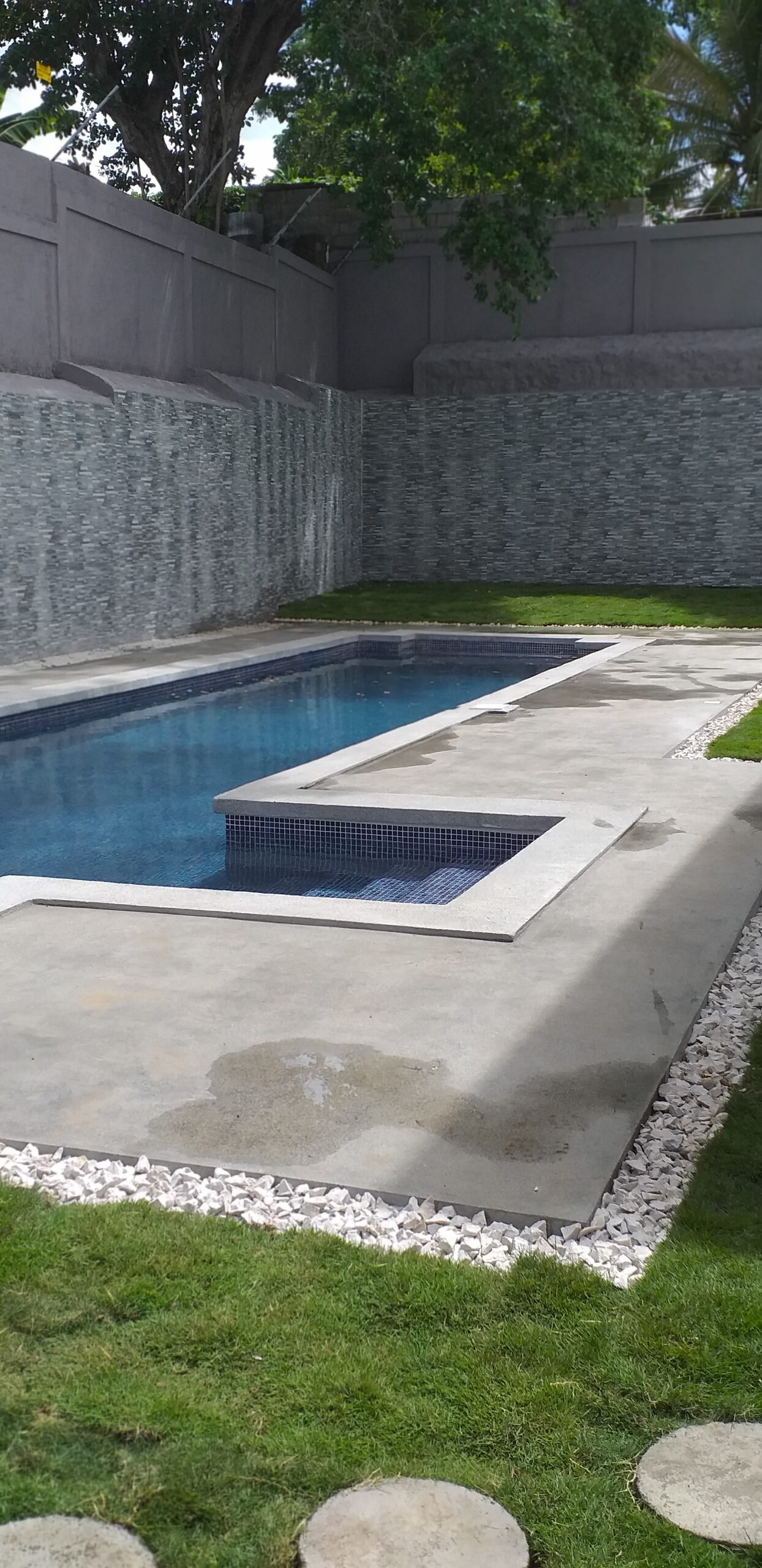 Diseño de piscina y huellas con grama